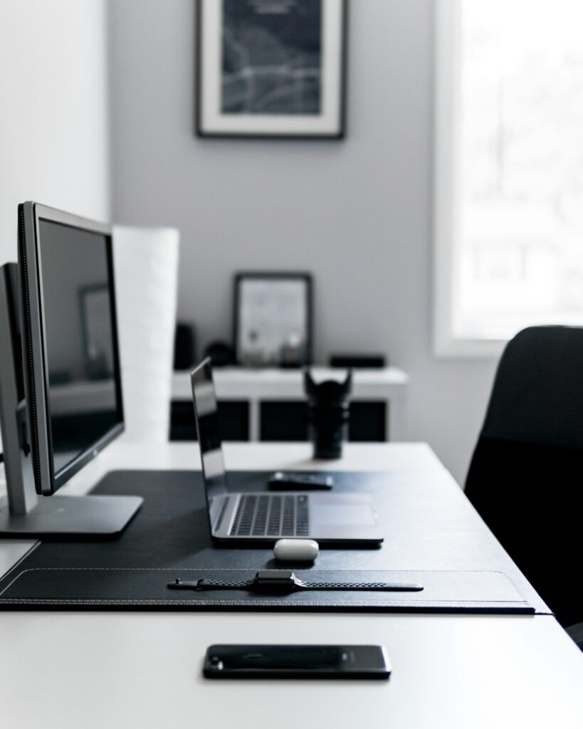 Bureau met een laptop en een beeldscherm
