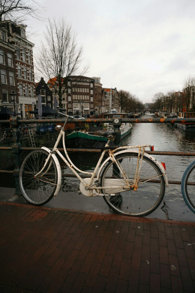 Een fiets bij een brug in Amsterdam
